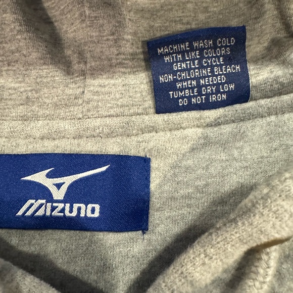 Small mizuno gray long sleeve hoodie - Picture 9 of 11